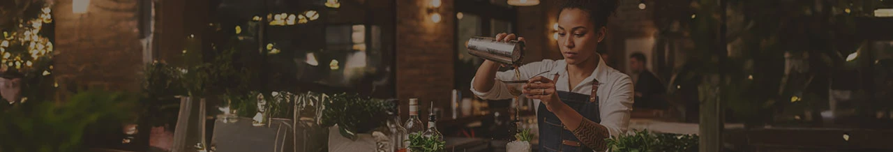 Cocktail making classes - header image of a mixologist making a cocktail