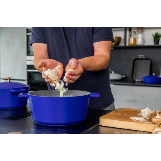 MasterClass Electric Blue Cast Aluminium Casserole Dish, 5L
