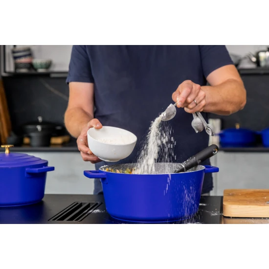 MasterClass Electric Blue Cast Aluminium Casserole Dish, 5L
