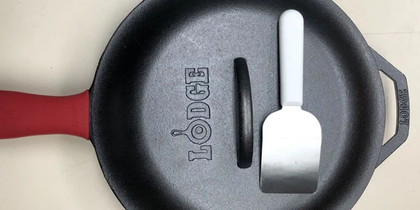 Using metal utensils on cast iron pan